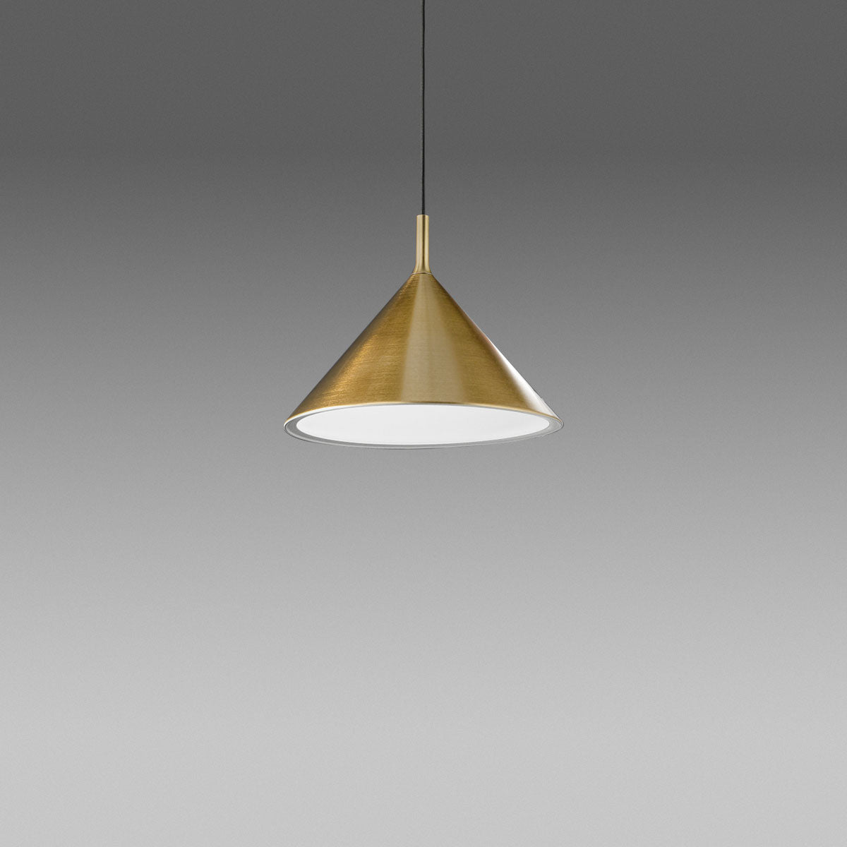 GEALUCE Sospensione con montatura in alluminio. Finitura bianco-nero-ottone-rame. 1XE27 non incl. BARBIE GEALUCE Sospensione con montatura in alluminio. Finitura bianco-nero-ottone-rame. 1XE27 non incl. BARBIE